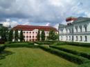 Zámecký park, stará a nová budova zámku.