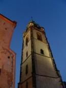 Večerní pohled na věž kostela sv. Petra a Pavla.
