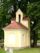 Kaplička na návsi.