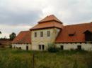 Rozlehlý hospodářský dvůr.