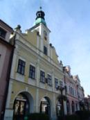 Klasicistní budova radnice.