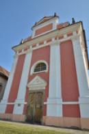 Průčelí kostela sv. Ludmily.