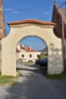 Brána hospodářského dvora.