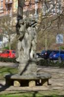Jedna ze soch ve zdejším parku.