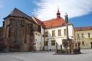Pohled na budovu bývalého hradu a kostel sv. Kateřiny.