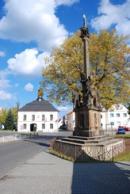Radnicí a sloup se sousoším Nejsvětější Trojice na náměstí.
