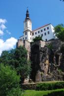 Zámek na ostrohu nad soutokem Labe a Ploučnice.