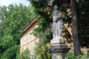 Barokní socha u kostela sv. Máří Magdaleny.
