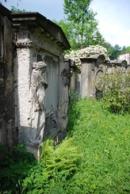 Staré německé náhrobky u zdejšího kostela.
