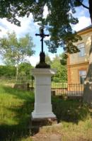 Tímto křížkem vítá Mezná na cestě od soutěsek.