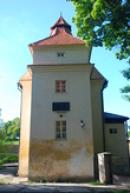 Věž bývalé tvrze.