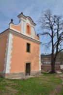 Průčelí kostela sv. Petra a Pavla.