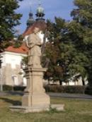 Socha u zdejšího kostela.