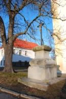 Kříž před kostelem sv. Václava.
