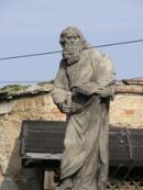 Plastiky u zdejšího kostela Nanebevzetí Panny Marie.