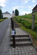Křížová cesta ke kostelu.