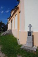 Křížek u zdi kaple.
