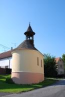 Kaplička na návsi v Divicích.
