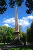 Obelisk - kamenný jehlan vztyčený na paměť vítězství rakouských vojsk nad Francouzi.