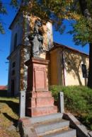 Barokní socha před kostelem svatého Mikuláše.
