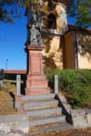 Socha před kostelem svatého Mikuláše.
