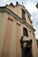 Průčelí kostela sv. Mikuláše.