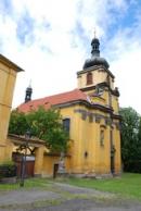 Kostel sv. Petra a Pavla z roku 1725.
