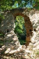 Zbytky zdí dávného hradu.