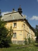 Pozdně barokní zámeček.