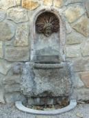 Detail kašny v hradní zdi.