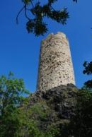 Pohled na věž zdejšího hradu Skalka.