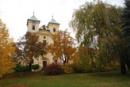 Park před kostelem sv. Archanděla Michaela.