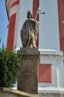 Socha sv. Václava u kostela.