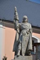 Socha sv. Václava u kostela.