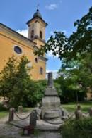 Fortifikační kameny před kostelem.