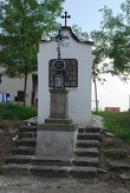 Křížek a kaplička z roku 1832.