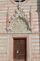 Detail průčelí kostela.
