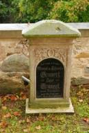 Náhrobky u kostela sv. Maří Magdaleny.
