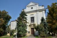 Pohled na průčelí kostela Nejsvětější Trojice.