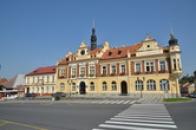 Novorenesanční budova radnice.