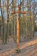 Dřevěný kříž v lese.