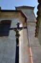 Kříž u kostela sv. Rocha.