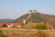 Pohled na hrady Žebrák a Točník a domy v podhradí.