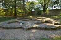 Základy kostela svatého Kříže.