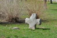 Dávný kříž nedaleko kostela.