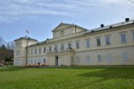 Zahradní průčelí zámku.