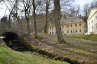 Potůček v zámeckém parku.