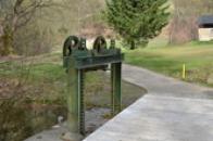 Stavidlo rybníka v zámeckém parku.