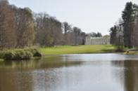 Pohled na rybník v zámeckém parku.