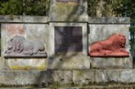 Reliéfy lvů na obelisku.